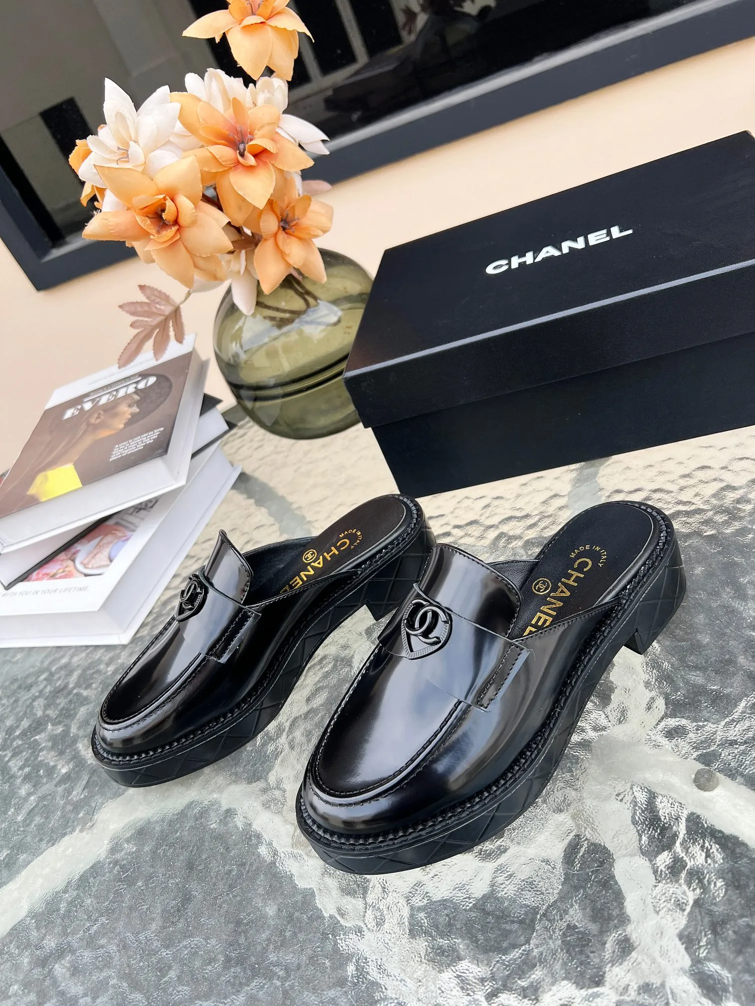 👟👟Ex-factory price 480👟👟 𝗖𝗛𝗔𝗡𝗘𝗟𝟐4B Chanel retro loafers for high school students. A big-toe loafer that Xiaoxiang Jiaxiang’s grandma has grown on me. The black and white color scheme is super vintage and full of relaxation. The fat and cute figure is reproduced one to one from the original version. 👟Material: First-layer cowhide, open edge beads ▪️Heel height: 4𝐜𝐦 ▪️Inner lining: sheepskin ▫️𝐒𝐢𝐳𝐞:𝟑𝟓-𝟒0𝐌 (𝟒𝟎customization is non-returnable) ▪️Sole: original simulated leather outsole 1:1 mold ▫️Color: black ▪️Configured with original full set of packaging📦​